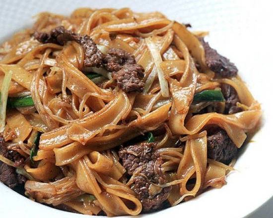 Rice Noodles with Beef in Soya Sauce (干炒牛河)